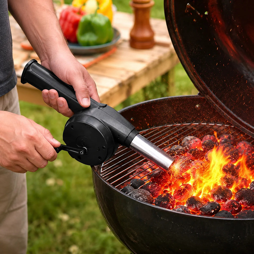 Tænd kul og briketter nemmere med en manuel grillblæser fra GrillHjemme. Praktisk håndsvingsblæser til kulgrill, camping og udendørs madlavning.